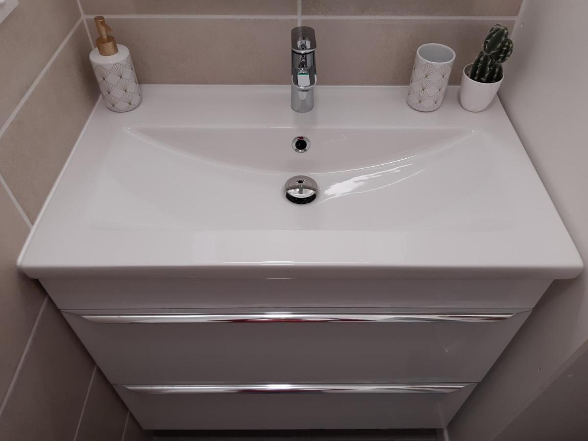 Studio Hyper Centre Avec Balcon Apartment Chateauroux Bagian luar foto